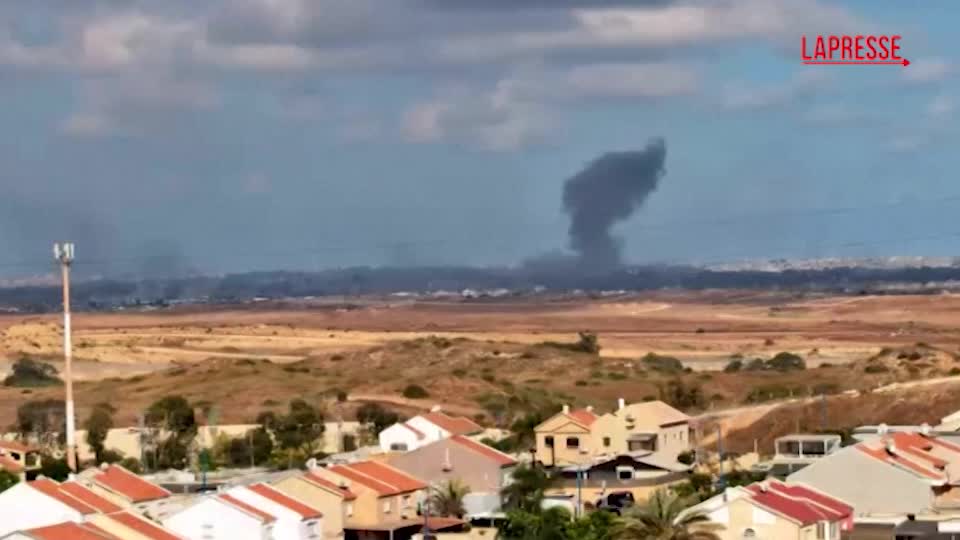 gaza alte colonne di fumo dalla striscia