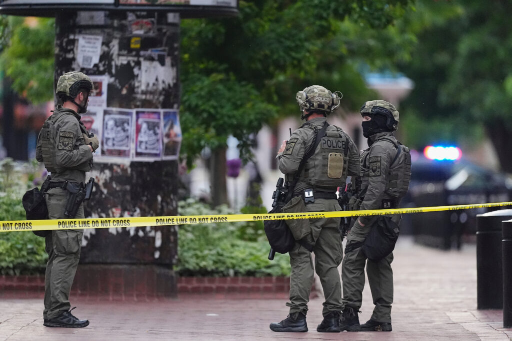 Colorado, attentato a corteo per ostaggi israeliani: 8 feriti. Aggressore accusato di crimine d’odio Colorado, attentato a corteo per ostaggi israeliani: 8 feriti. Aggressore accusato di crimine d’odio
