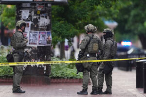 Polizia sulla scena dell'attacco contro un corteo in favore degli ostaggi israeliani in Colorado, in cui sono rimaste ferite 8 persone