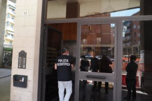 Polizia scientifica sul luogo del duplice omicidio a Bologna del 2 giugno 2025