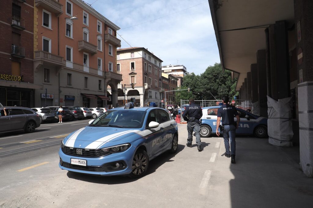 Bologna, coppia di uomini uccisa in casa: fermato il coinquilino Bologna, coppia di uomini uccisa in casa: fermato il coinquilino