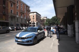 Polizia sulla scena del duplice omicidio a Bologna il 2 giugno 2025