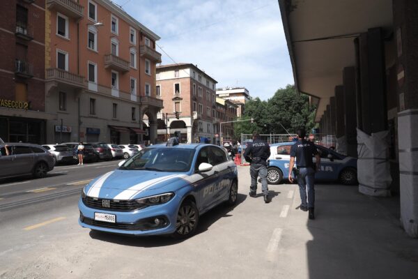 Polizia sulla scena del duplice omicidio a Bologna il 2 giugno 2025
