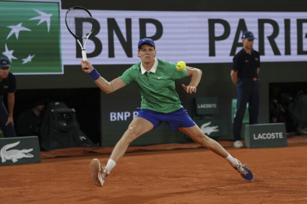 Jannik Sinner in campo contro Andrey Rublev nei quarti di finale del Roland Garros 2025