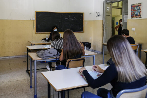 Rientro a scuola : molti istituti si organizzano con i propri mezzi in attesa dei nuovi banchi del ministero