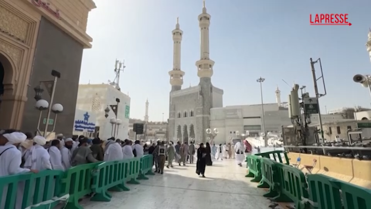 i pellegrini musulmani alla mecca per l hajj l annuale pellegrinaggio islamico