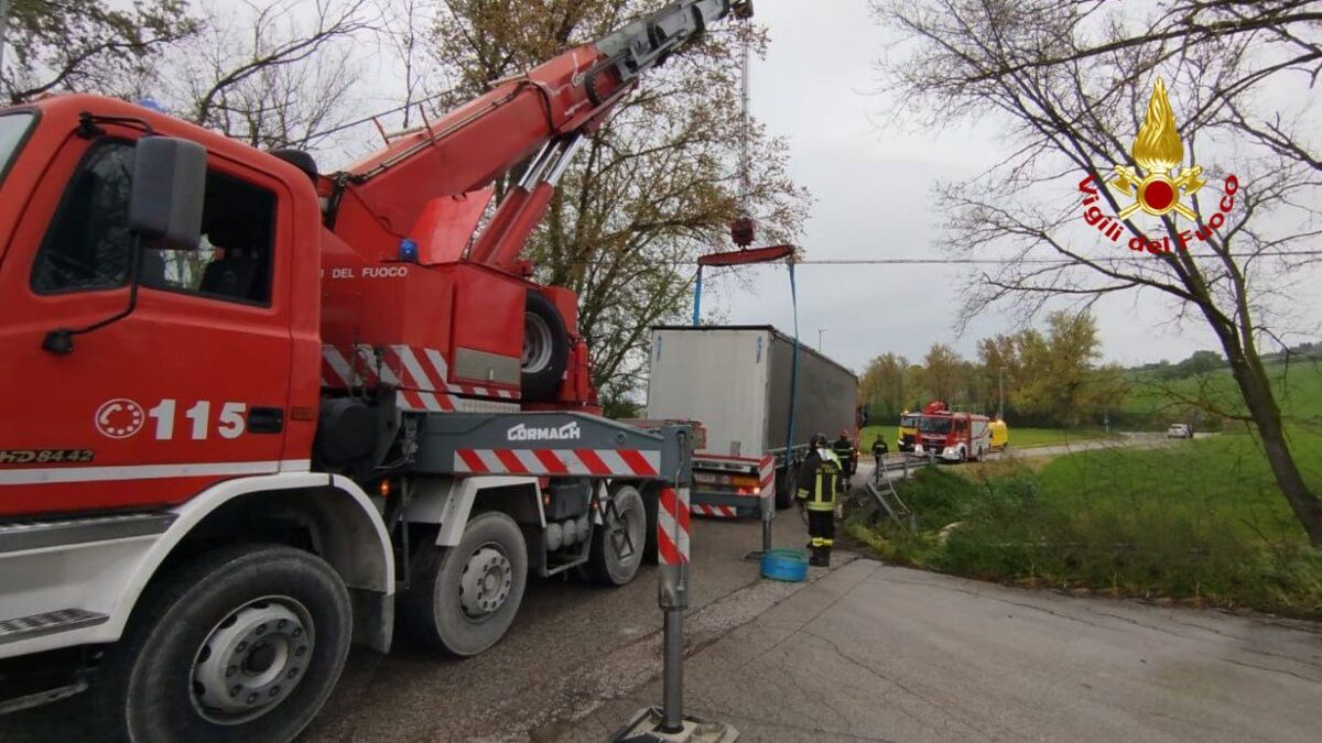 Milano, rapina in centro logistico a Lacchiarella: scappano dando fuoco ai camion e spargendo chiodi