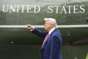 Il Presidente Donald Trump in partenza dalla Casa Bianca per un comizio a Pittsburgh