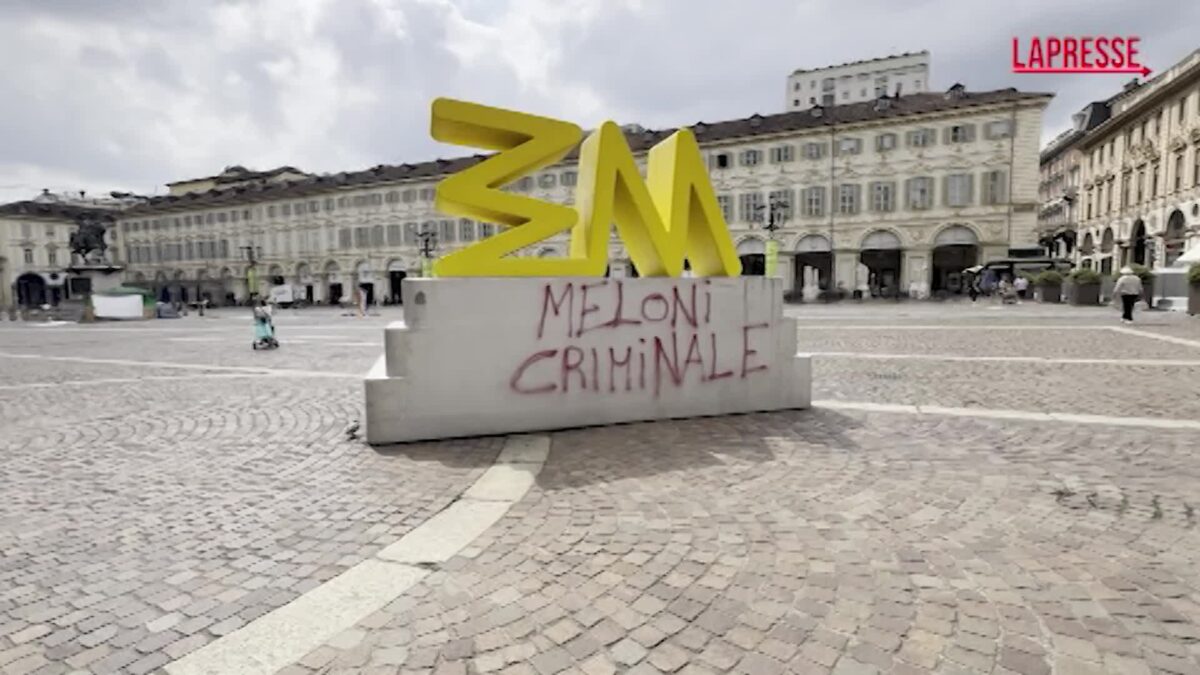 Torino: scritta ‘Meloni criminale’ in Piazza San Carlo