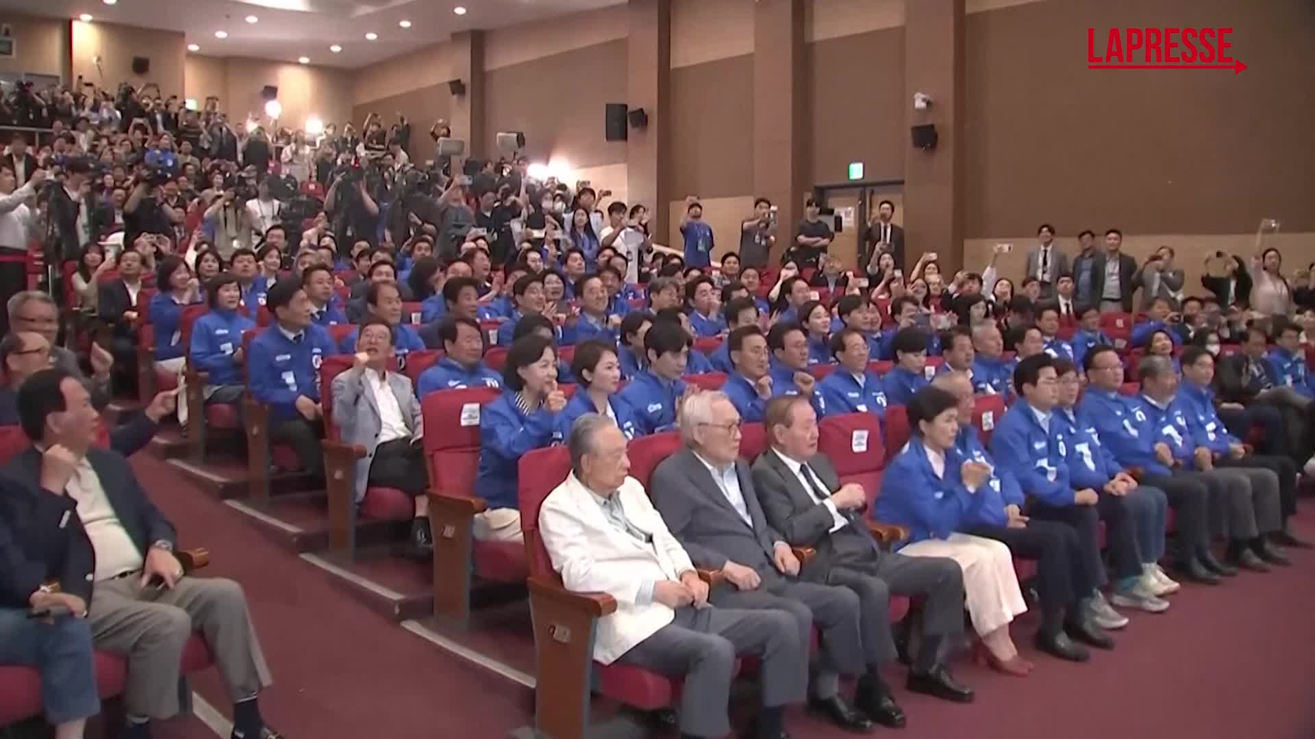 Corea del Sud, l’esultanza per gli exit poll del candidato liberale: le immagini Corea del Sud, l’esultanza per gli exit poll del candidato liberale: le immagini