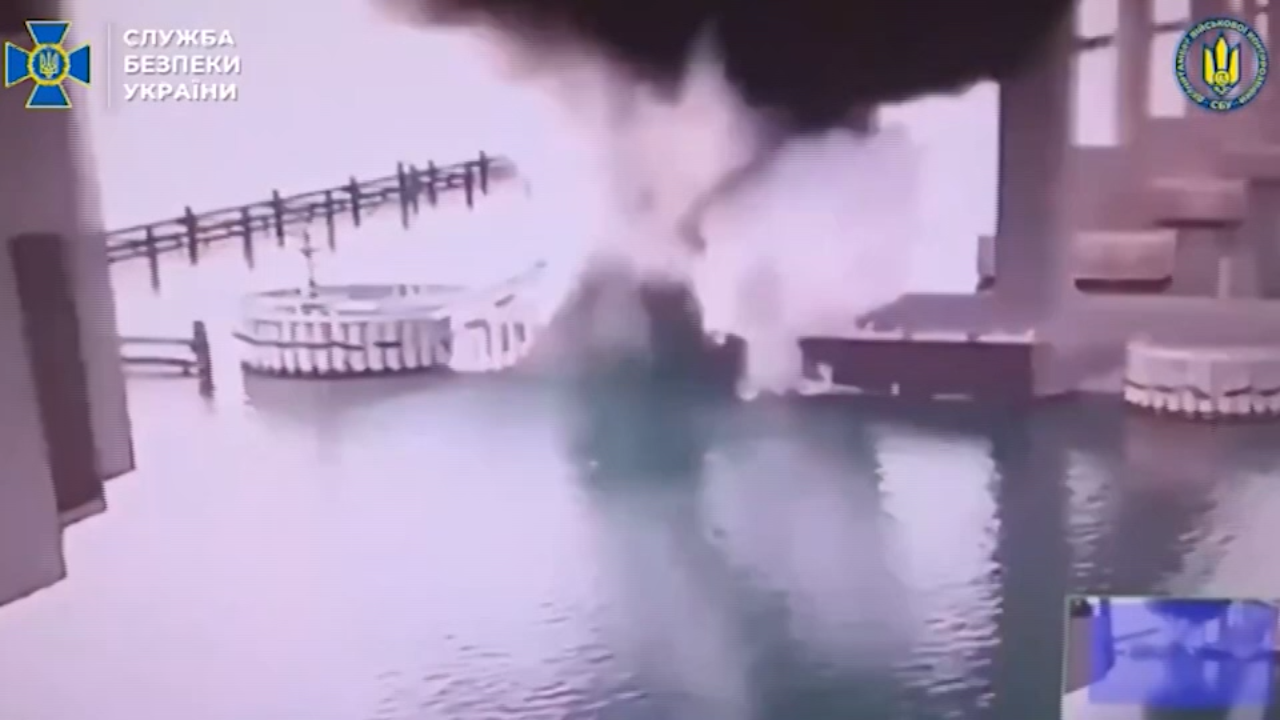Ucraina, 007 di Kiev fanno saltare i piloni del ponte di Crimea: l’esplosione Ucraina, 007 di Kiev fanno saltare i piloni del ponte di Crimea: l’esplosione