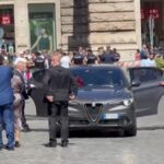 Italia-Slovacchia, Fico entra a Palazzo Chigi con un mazzo di fiori per Meloni