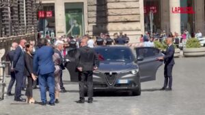 Italia-Slovacchia, Fico entra a Palazzo Chigi con un mazzo di fiori per Meloni