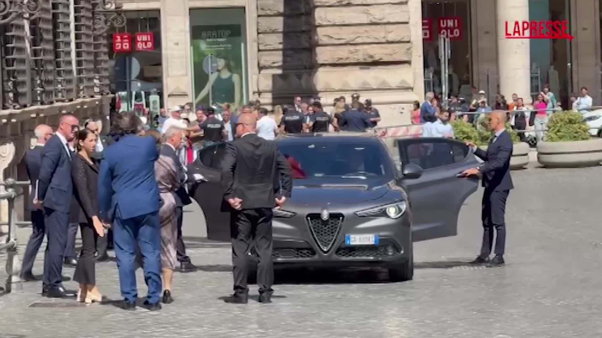 Italia Slovacchia, Fico entra a Palazzo Chigi con un mazzo di fiori per Meloni Italia Slovacchia, Fico entra a Palazzo Chigi con un mazzo di fiori per Meloni