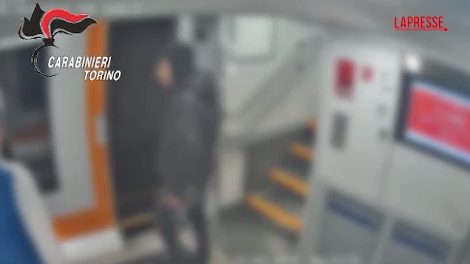 Baby gang su treno Torino Bardonecchia: l’aggressione ripresa dalle telecamere di videosorveglianza Baby gang su treno Torino Bardonecchia: l’aggressione ripresa dalle telecamere di videosorveglianza