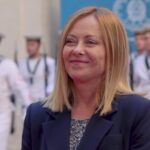 Italia-Francia, Meloni accoglie Macron a Palazzo Chigi: scambio di baci e larghi sorrisi