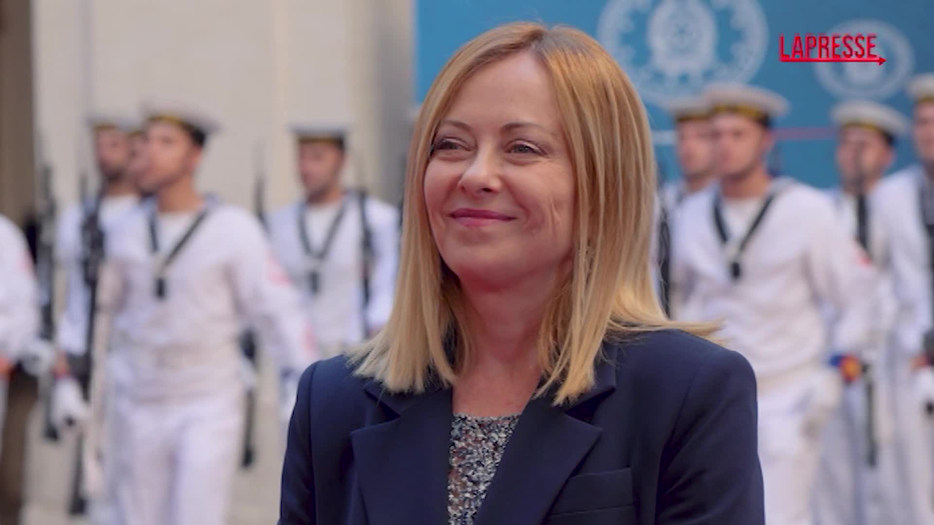Italia Francia, Meloni accoglie Macron a Palazzo Chigi: scambio di baci e larghi sorrisi Italia Francia, Meloni accoglie Macron a Palazzo Chigi: scambio di baci e larghi sorrisi