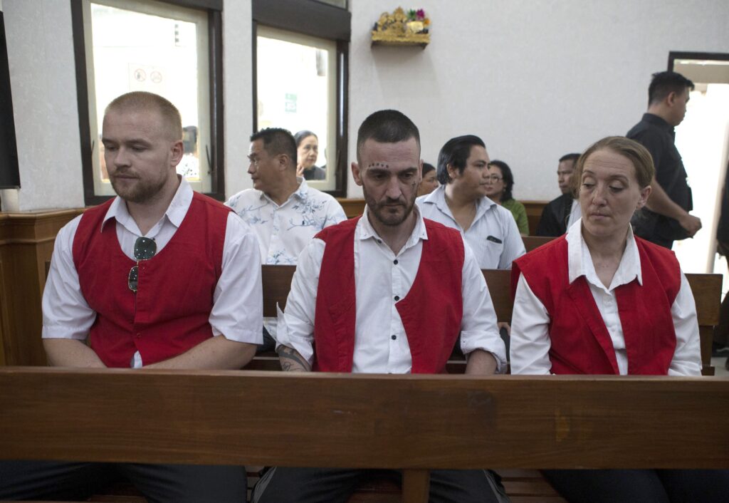 Indonesia, tre britannici accusati di contrabbando droga: rischiano pena di morte Indonesia, tre britannici accusati di contrabbando droga: rischiano pena di morte