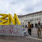 Torino, scritta ‘Meloni criminale’ in piazza