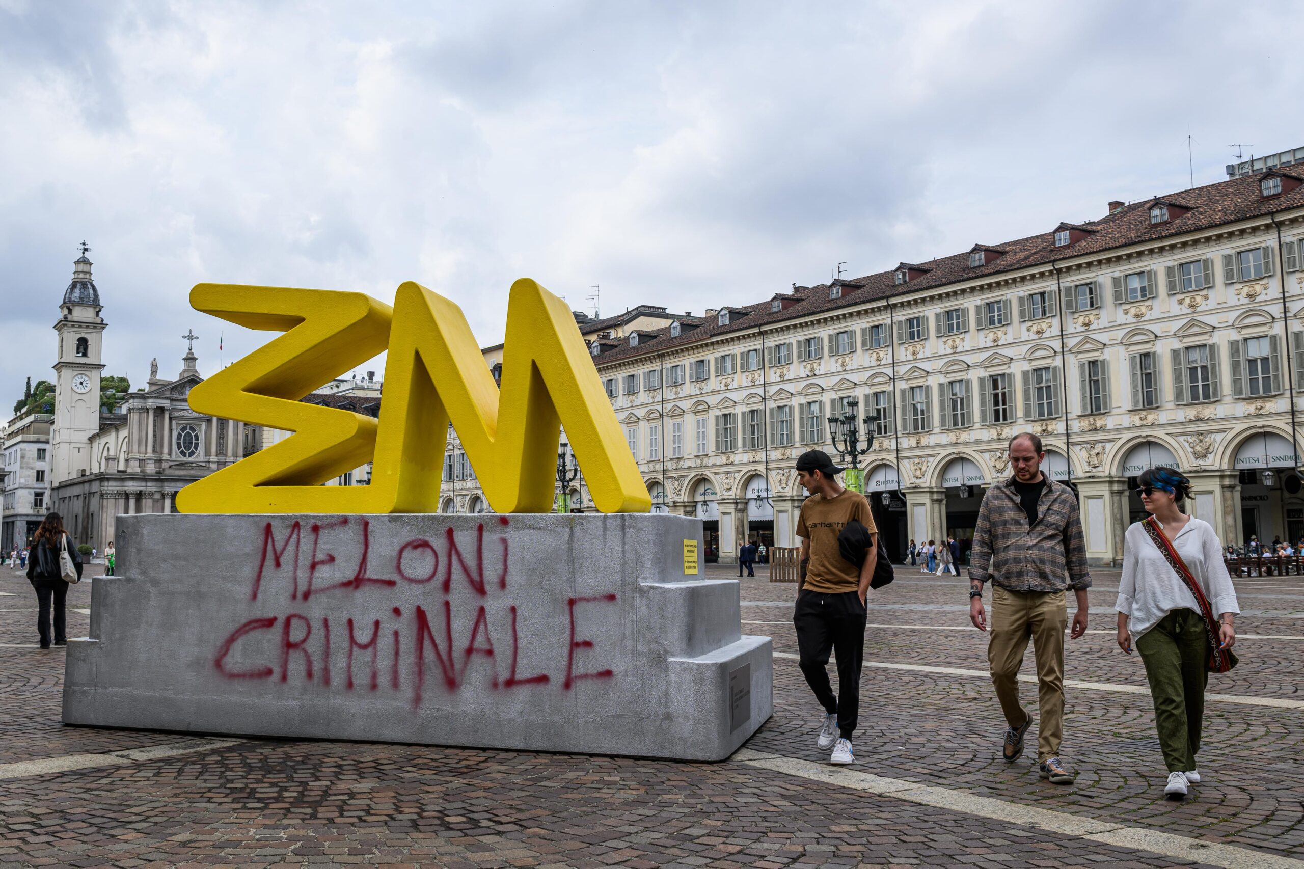 Torino, scritta ‘Meloni criminale’ in piazza Torino, scritta ‘Meloni criminale’ in piazza