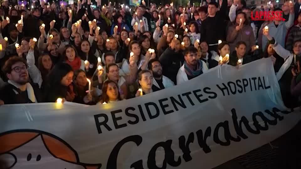 Argentina, i medici chiedono salari migliori al governo: le proteste a Buenos Aires Argentina, i medici chiedono salari migliori al governo: le proteste a Buenos Aires