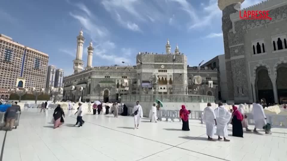 I pellegrini musulmani affollano la Grande Moschea della Mecca I pellegrini musulmani affollano la Grande Moschea della Mecca