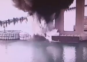 L'esplosione nel ponte di Crimea, colpito da Kiev con esplosivi sottomarini il 3 giugno 2025