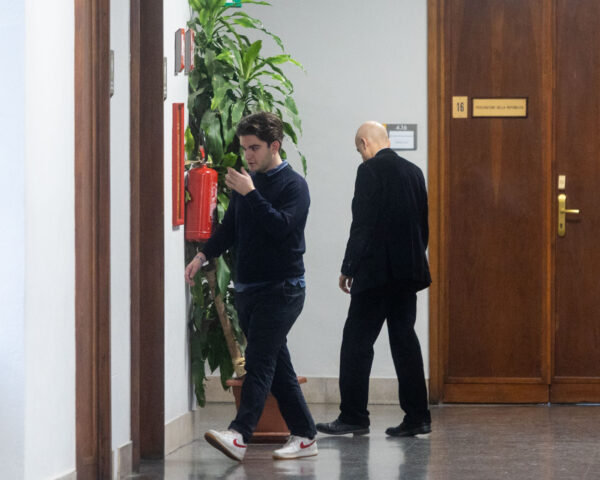 Leonardo Apache La Russa nei corridoi del Tribunale di Milano