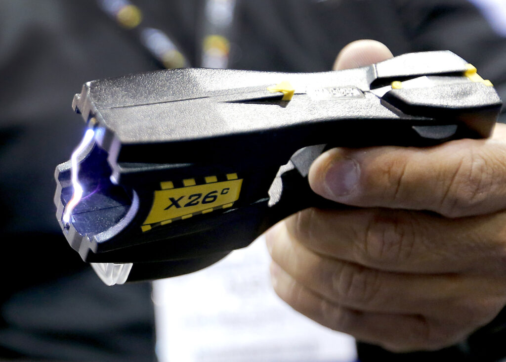Pescara: colpito con taser dalla polizia, 30enne muore in ospedale per arresto cardiaco Pescara: colpito con taser dalla polizia, 30enne muore in ospedale per arresto cardiaco