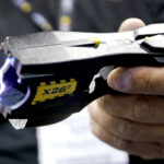 Pescara: colpito con taser dalla polizia, 30enne muore in ospedale per arresto cardiaco