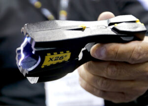 Un taser. A Pescara un 30enne è morto per arresto cardiaco in ospedale dopo essere stato colpito con uno storditore elettrico dalla polizia