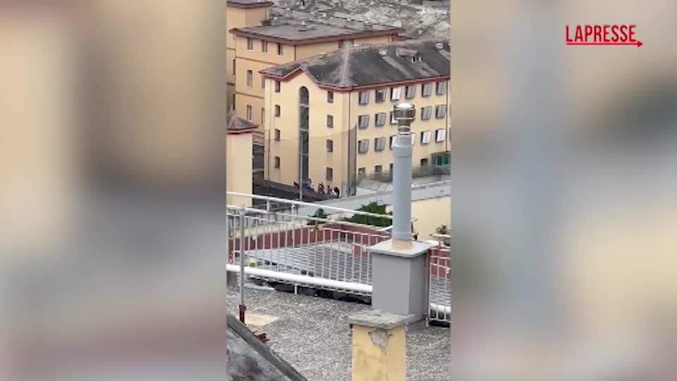 genova rivolta nel carcere di marassi i detenuti sul tetto