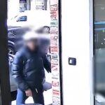 Roma, rapina in una farmacia: le immagini delle telecamere di sorveglianza