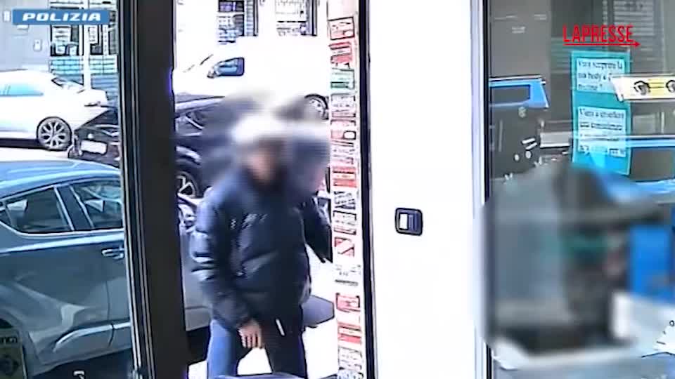 roma rapina in una farmacia le immagini delle telecamere di sorveglianza