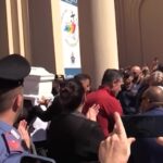 Funerali Martina Carbonaro, l’uscita della bara tra applausi e palloncini volati in cielo