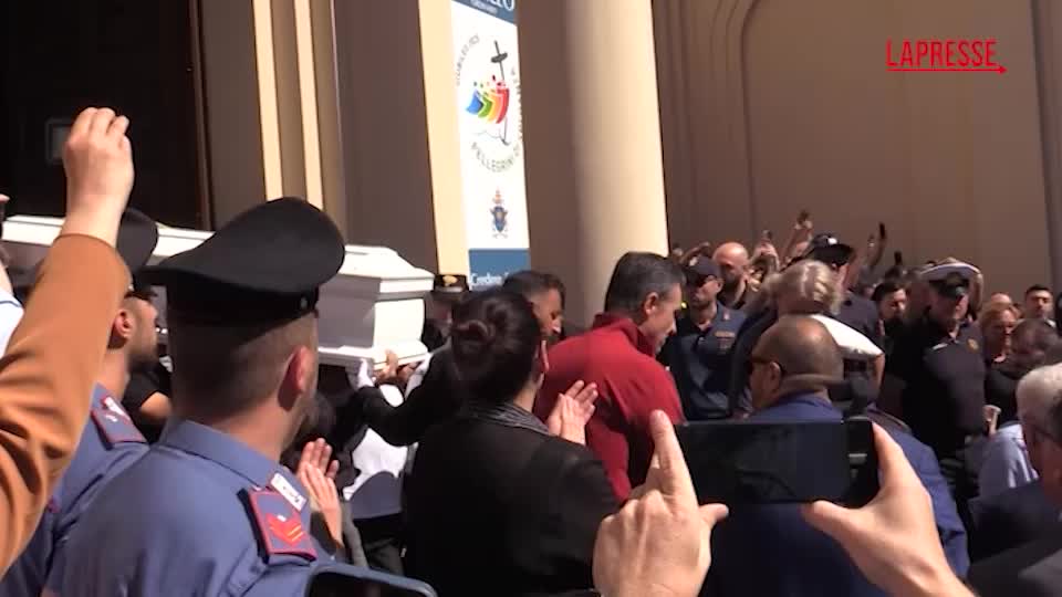 Funerali Martina Carbonaro, l’uscita della bara tra applausi e palloncini volati in cielo Funerali Martina Carbonaro, l’uscita della bara tra applausi e palloncini volati in cielo