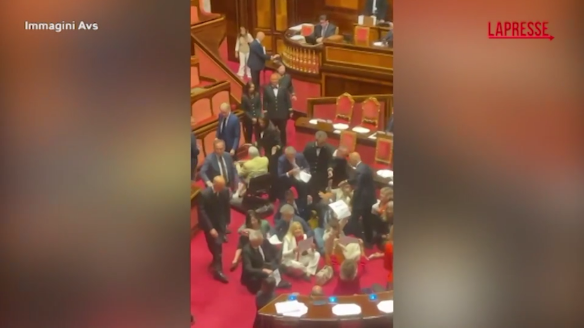 Dl Sicurezza, protesta in Senato: opposizione a terra grida “vergogna”