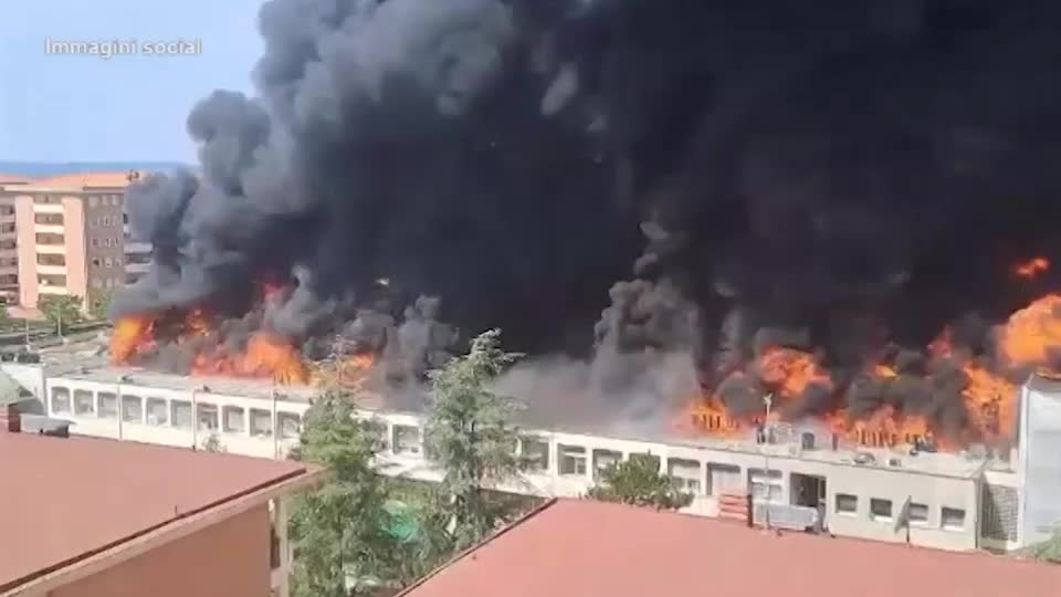 Viterbo, incendio all’Università della Tuscia: le immagini del rogo Viterbo, incendio all’Università della Tuscia: le immagini del rogo