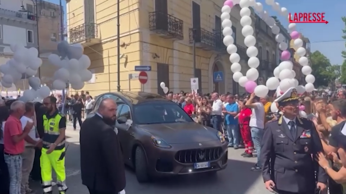 Martina Carbonaro, ai funerali la folla grida ‘Giustizia’