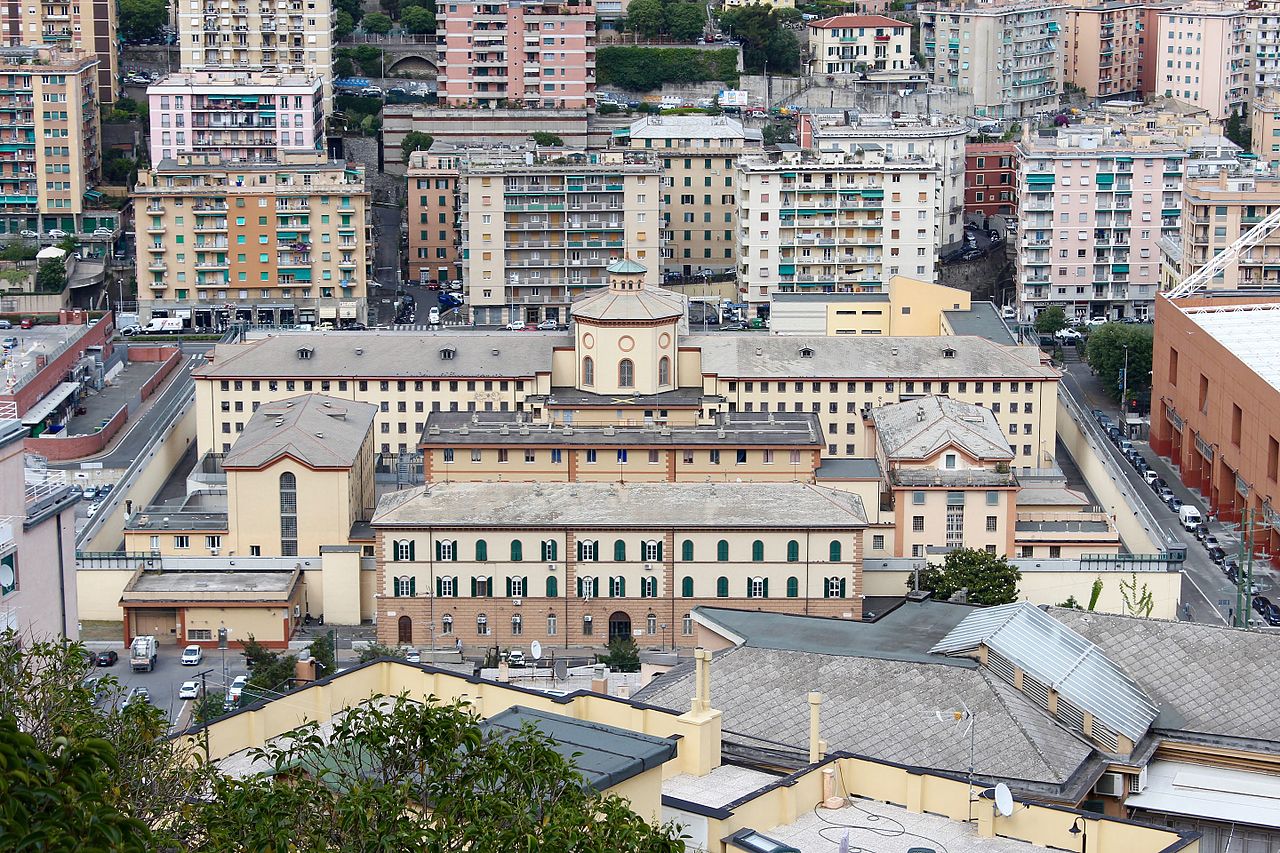 genova rivolta nel carcere di marassi 200 detenuti coinvolti feriti due agenti