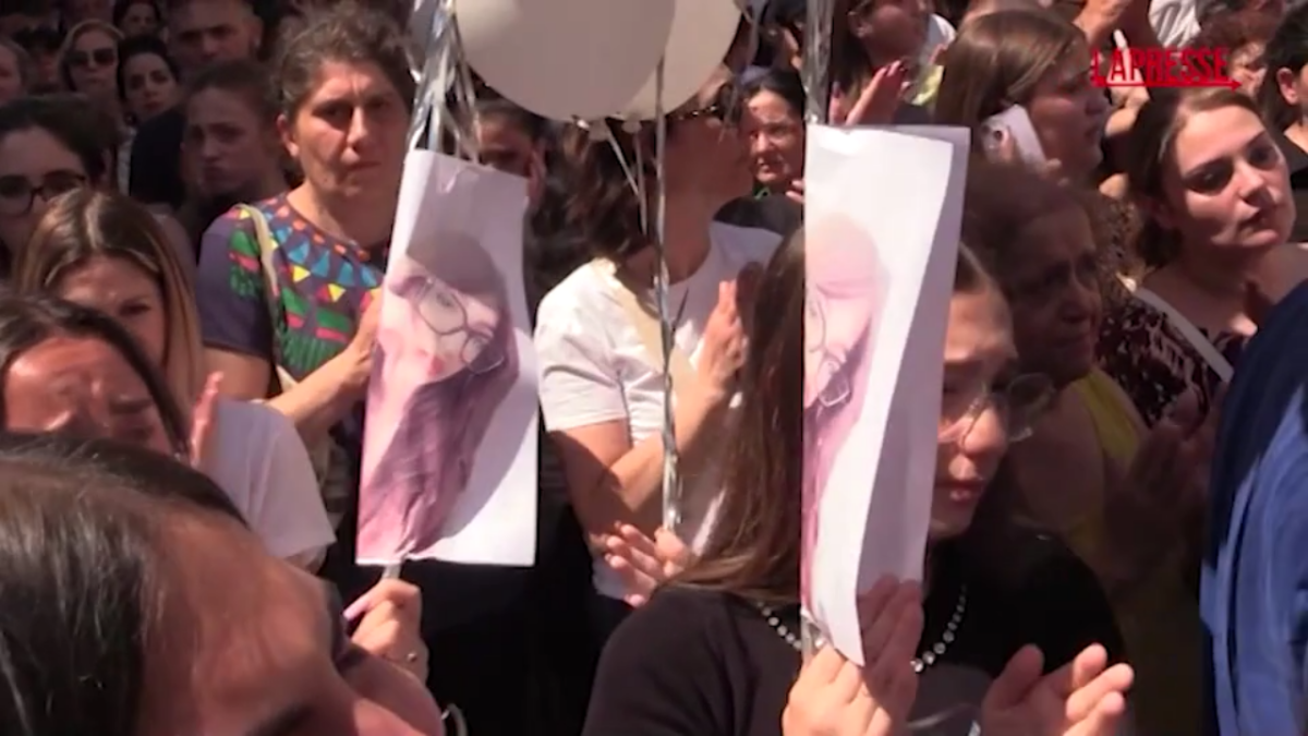 Funerali Martina Carbonaro, rabbia e commozione fuori dalla chiesa