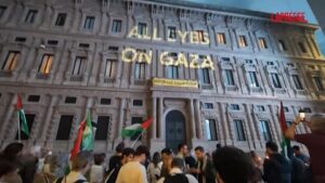 Milano, la scritta “All eyes on Gaza” sulla facciata di Palazzo Marino
