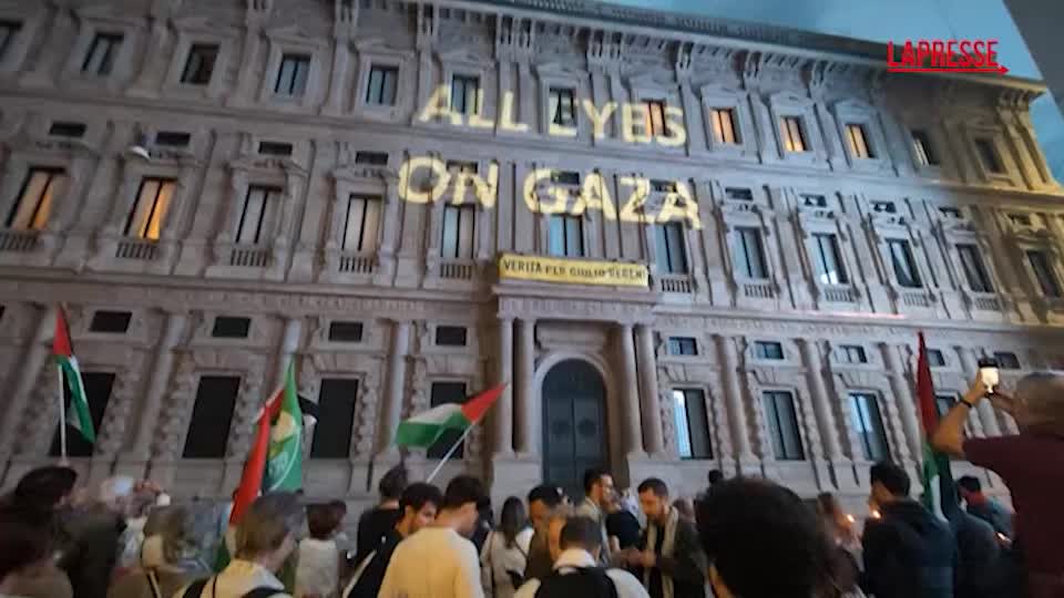 Milano, la scritta “All eyes on Gaza” sulla facciata di Palazzo Marino