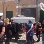 Martina Carbonaro, in migliaia ai funerali. L’arcivescovo: “Morta per idea sbagliata dell’amore”