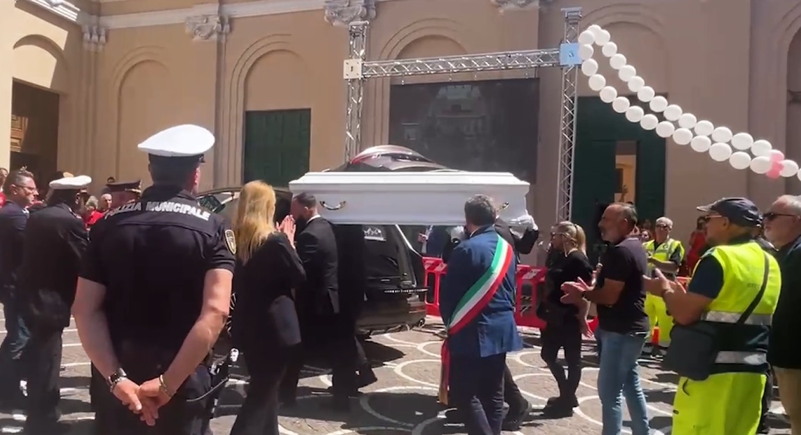 Martina Carbonaro, in migliaia ai funerali. L’arcivescovo: “Morta per idea sbagliata dell’amore”