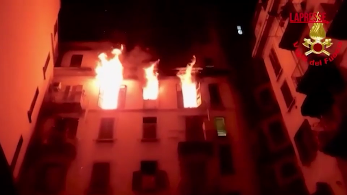 Incendio Milano, le immagini dell’appartamento in fiamme