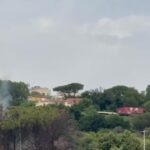 Incendio a Monte Mario a Roma: in azione l’elicottero dei vigili del fuoco