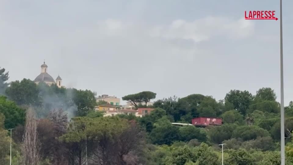Incendio a Monte Mario a Roma: in azione l’elicottero dei vigili del fuoco Incendio a Monte Mario a Roma: in azione l’elicottero dei vigili del fuoco