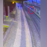 Pesaro, uomo sul binario: i poliziotti lo salvano prima dell’arrivo treno