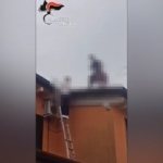 Mantova, sale sul tetto con compagna incinta e minaccia suicidio: salvati